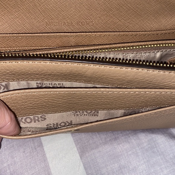 Michael Kors wallet; great condition - Picture 5 of 11